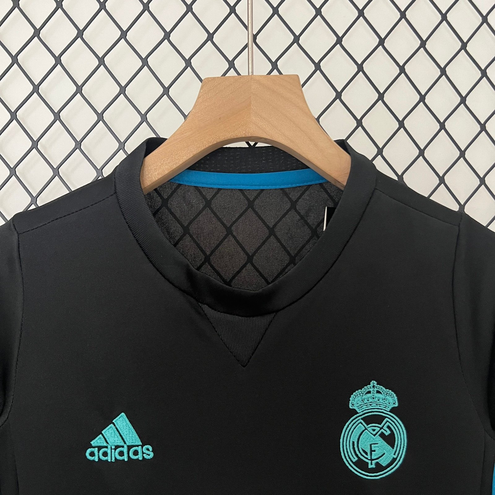 kids Real Madrid 17/18 away size: 16-28 - Image 2