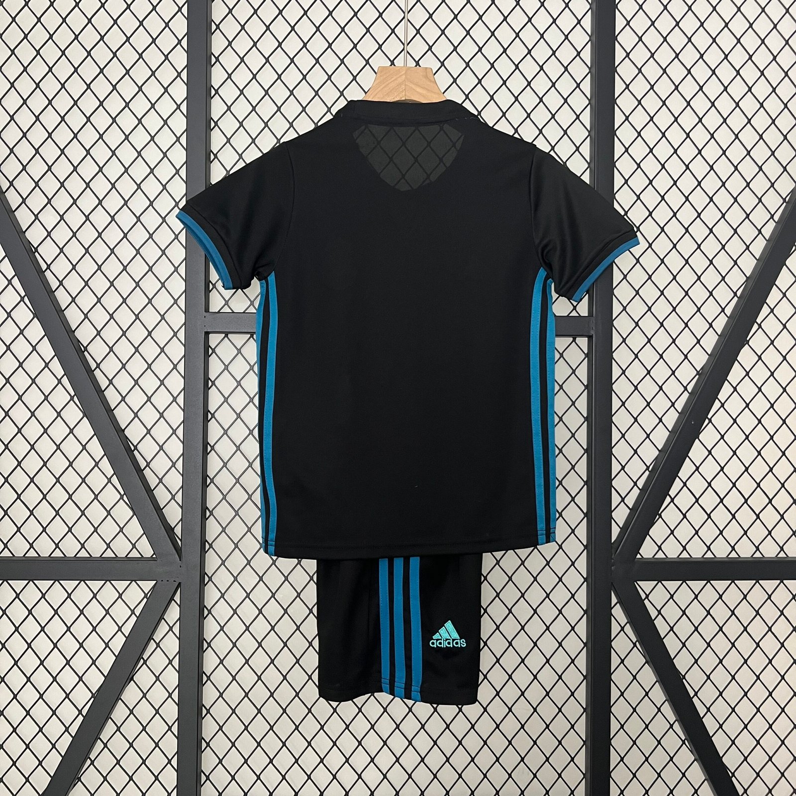 kids Real Madrid 17/18 away size: 16-28 - Image 3